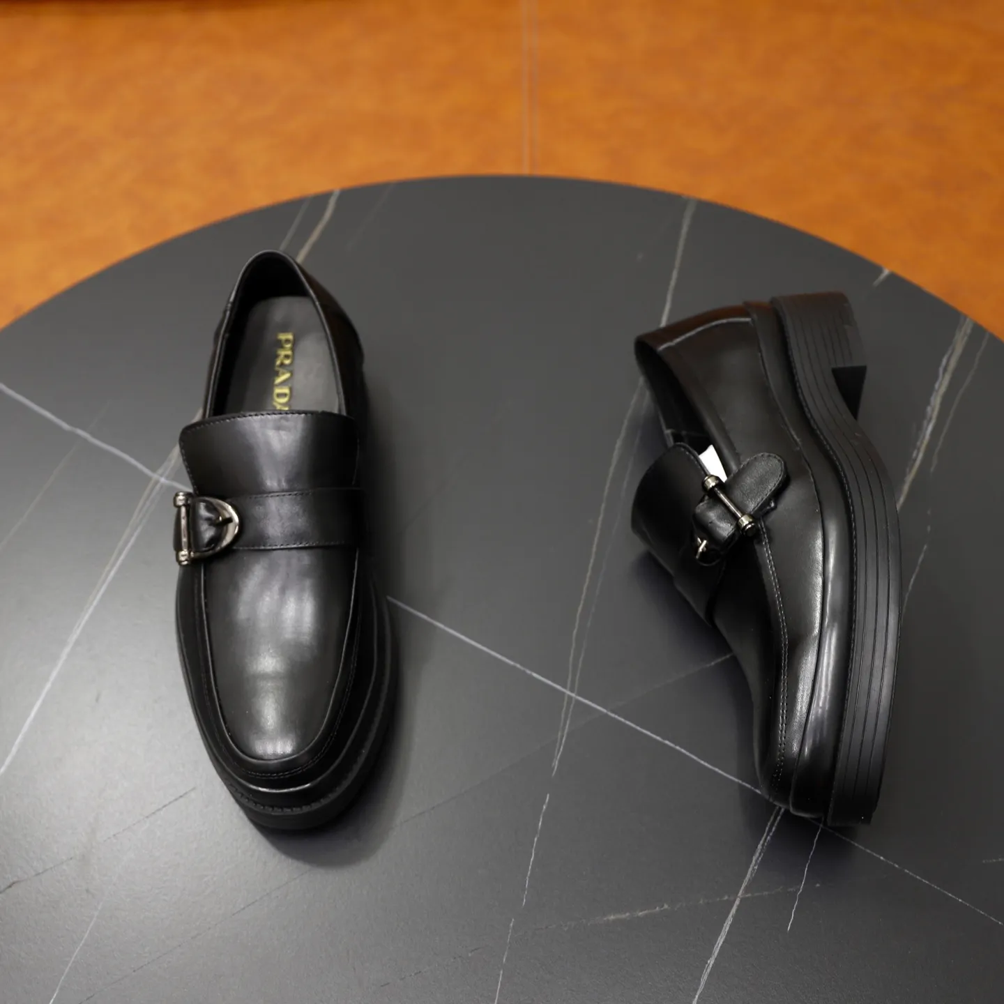 Ex-factory price: 500💰🙅‍♂️🙅‍♂️🙅‍♂️ Brand: PRADA Standard code: Men's code 38-44 (45 can be customized) Grade: Same style as the official website Original order quality Material: Original cowhide surface Comfortable lining Original outsole Style category: Men's fashionable casual leather shoes Distinguished big-name luxury elements Top luxury Color: Color of the actual picture